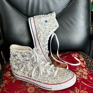Take notes on how to make an entrance! Wear amazing pearl & bling converse!